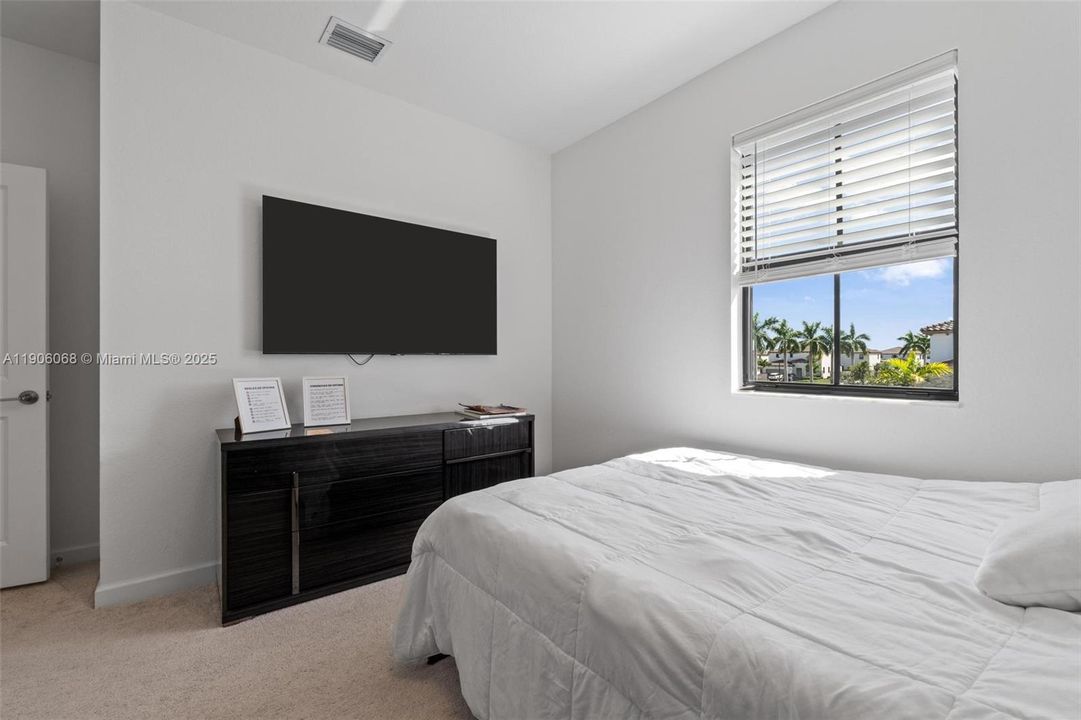 For Sale: $699,000 (5 beds, 3 baths, 2640 Square Feet)