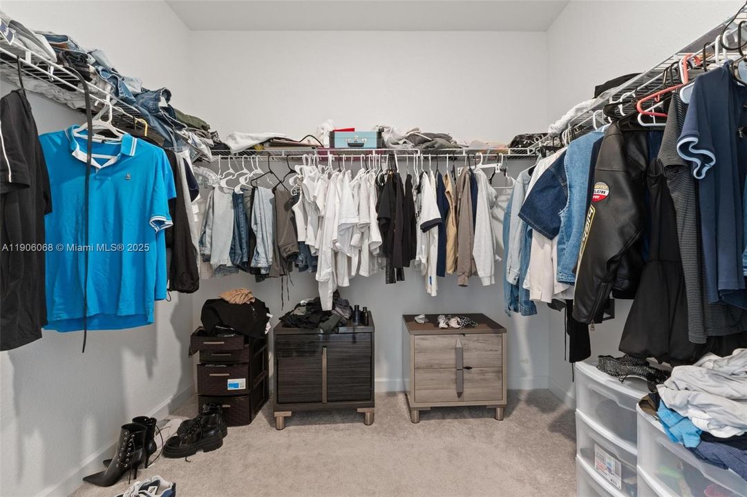 For Sale: $699,000 (5 beds, 3 baths, 2640 Square Feet)