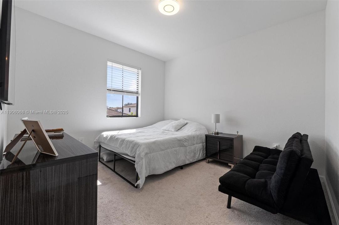 For Sale: $699,000 (5 beds, 3 baths, 2640 Square Feet)