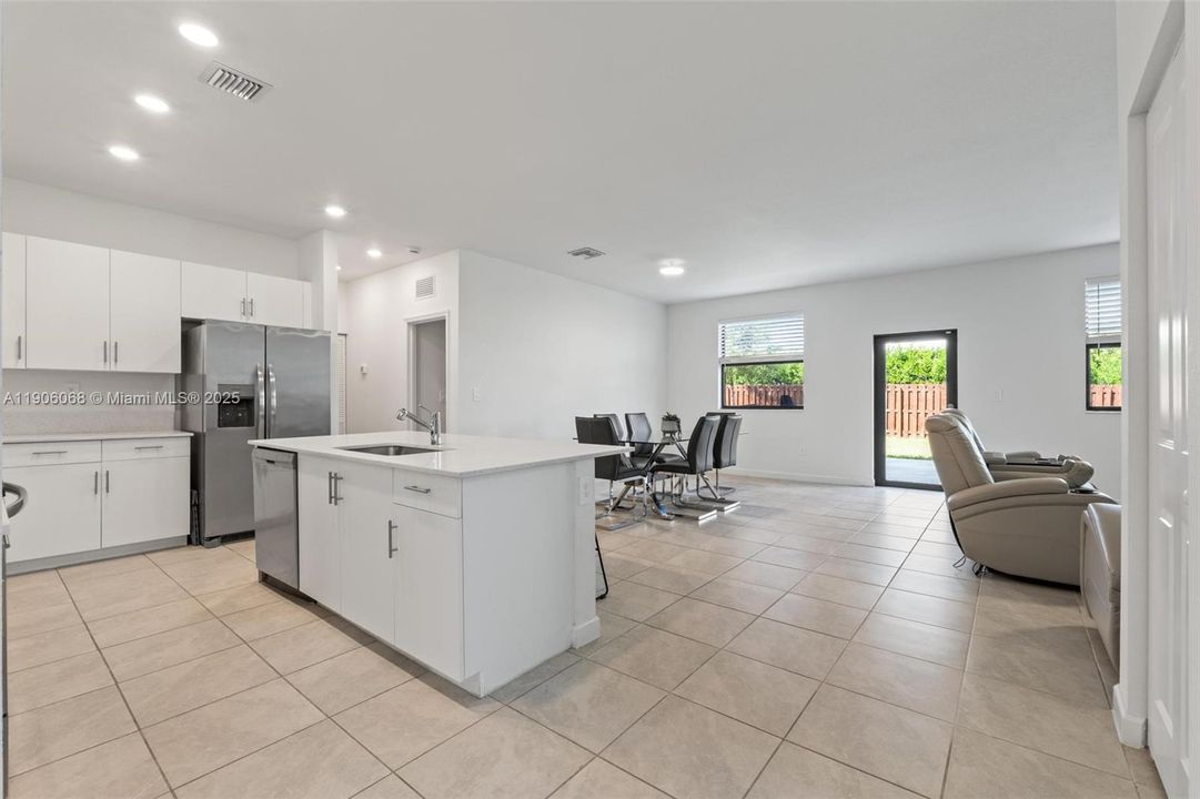 For Sale: $699,000 (5 beds, 3 baths, 2640 Square Feet)