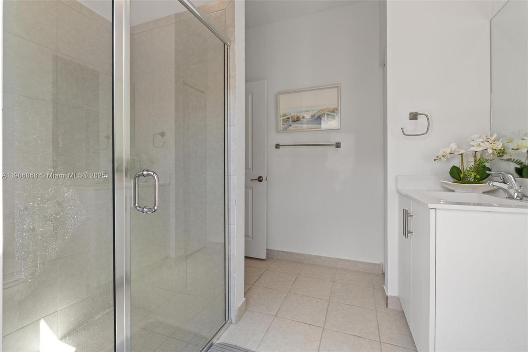 For Sale: $699,000 (5 beds, 3 baths, 2640 Square Feet)