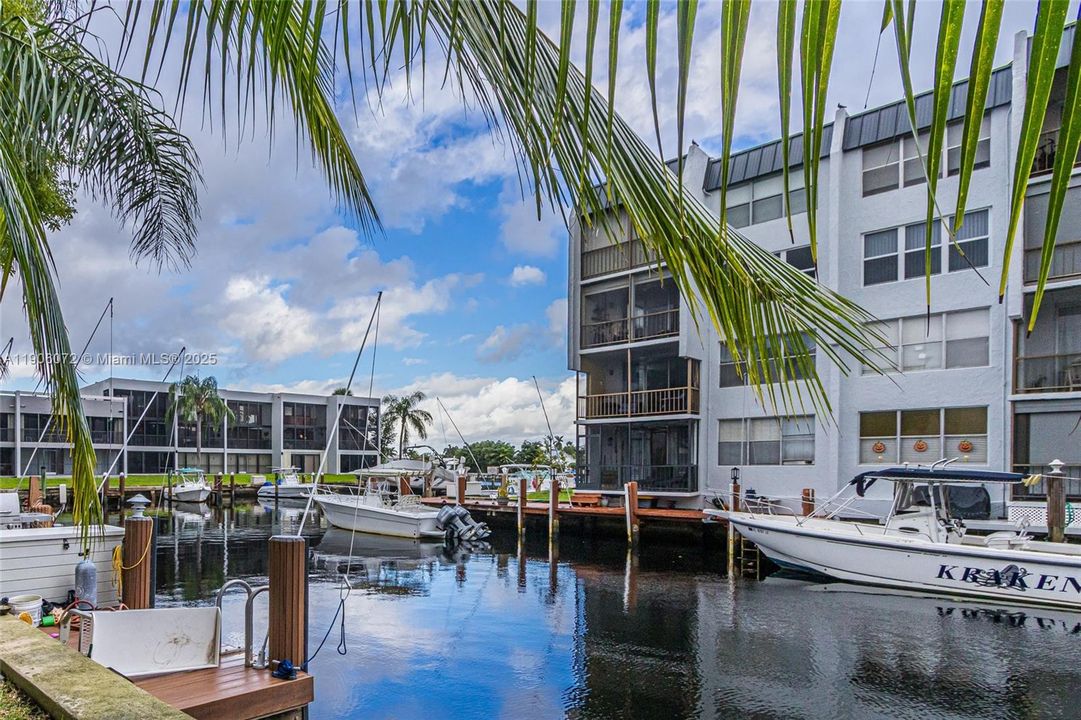 Active With Contract: $245,000 (2 beds, 2 baths, 1035 Square Feet)