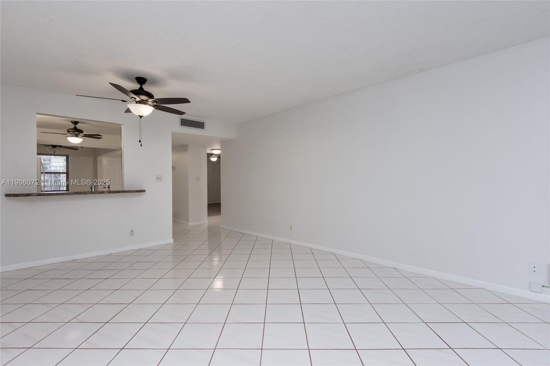 Active With Contract: $245,000 (2 beds, 2 baths, 1035 Square Feet)