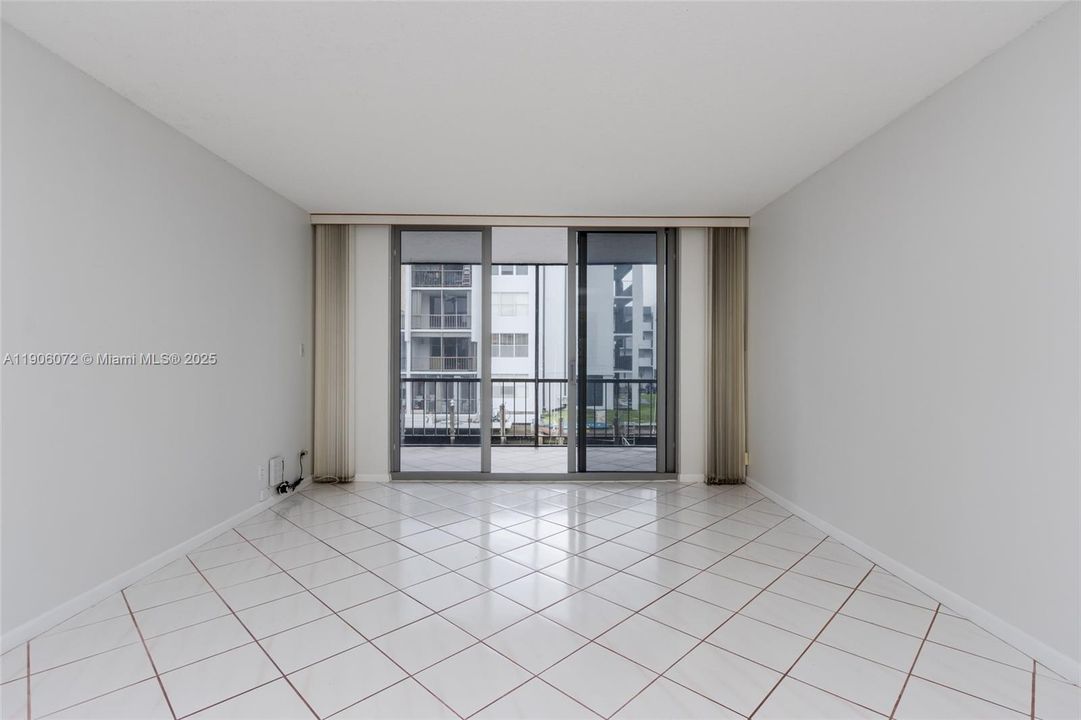 Active With Contract: $245,000 (2 beds, 2 baths, 1035 Square Feet)