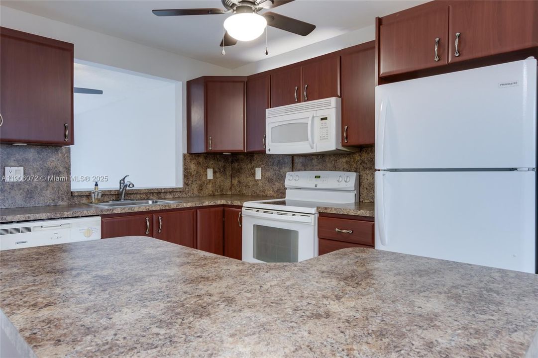 Active With Contract: $245,000 (2 beds, 2 baths, 1035 Square Feet)