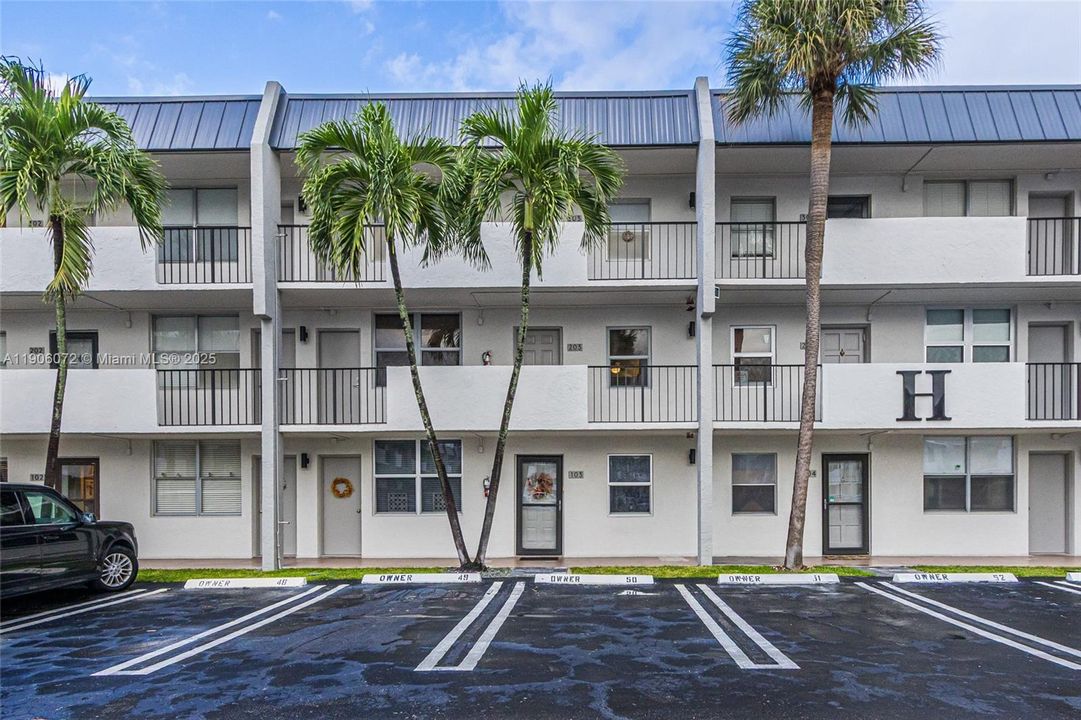 Active With Contract: $245,000 (2 beds, 2 baths, 1035 Square Feet)