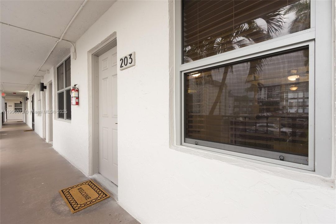 Active With Contract: $245,000 (2 beds, 2 baths, 1035 Square Feet)