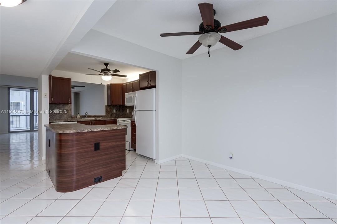 Active With Contract: $245,000 (2 beds, 2 baths, 1035 Square Feet)