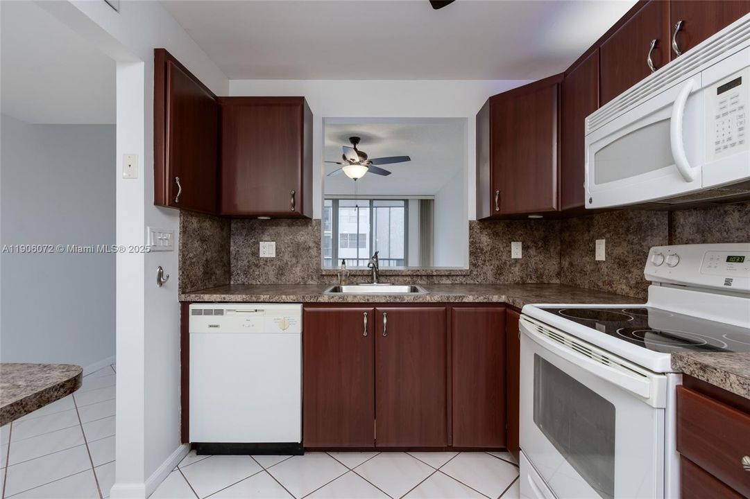 Active With Contract: $245,000 (2 beds, 2 baths, 1035 Square Feet)