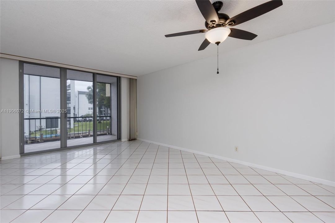 Active With Contract: $245,000 (2 beds, 2 baths, 1035 Square Feet)