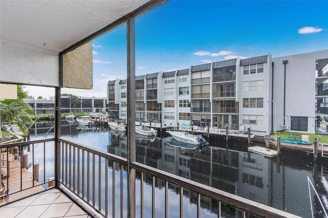 Active With Contract: $245,000 (2 beds, 2 baths, 1035 Square Feet)