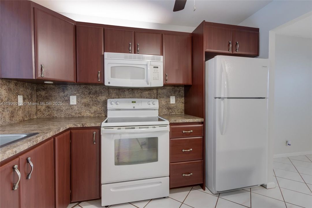 Active With Contract: $245,000 (2 beds, 2 baths, 1035 Square Feet)