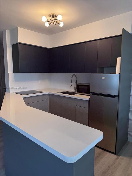For Sale: $179,999 (1 beds, 1 baths, 567 Square Feet)