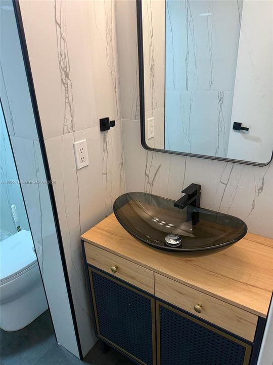 For Sale: $179,999 (1 beds, 1 baths, 567 Square Feet)