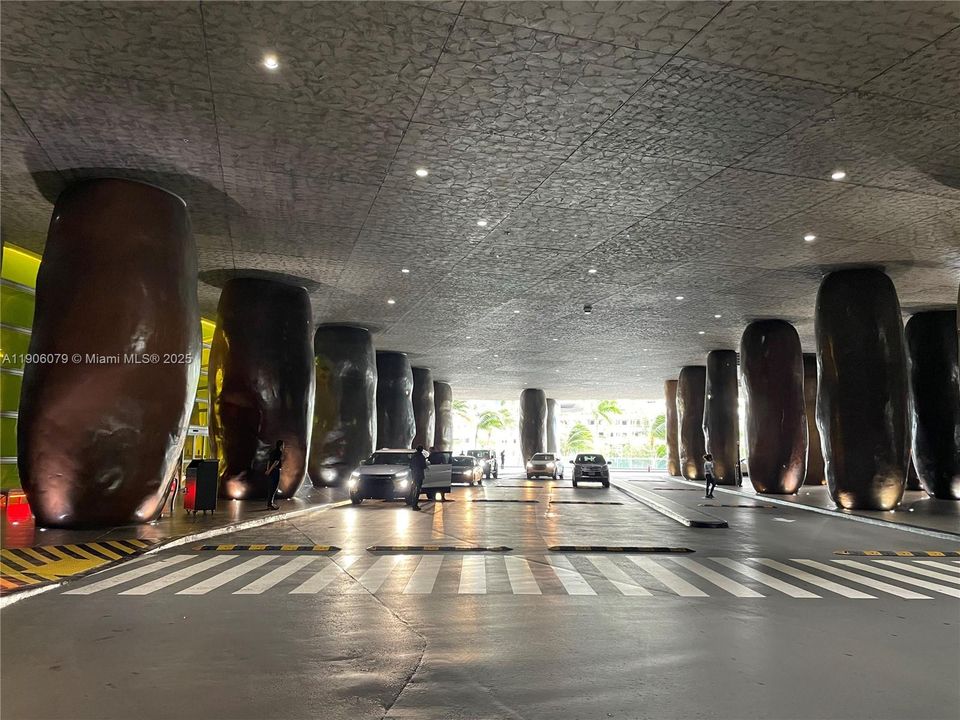 For Rent: $3,850 (1 beds, 1 baths, 984 Square Feet)