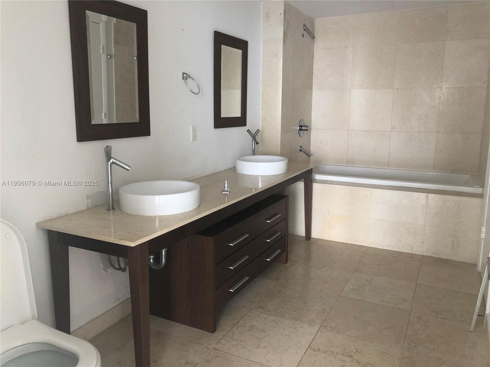 For Rent: $3,850 (1 beds, 1 baths, 984 Square Feet)