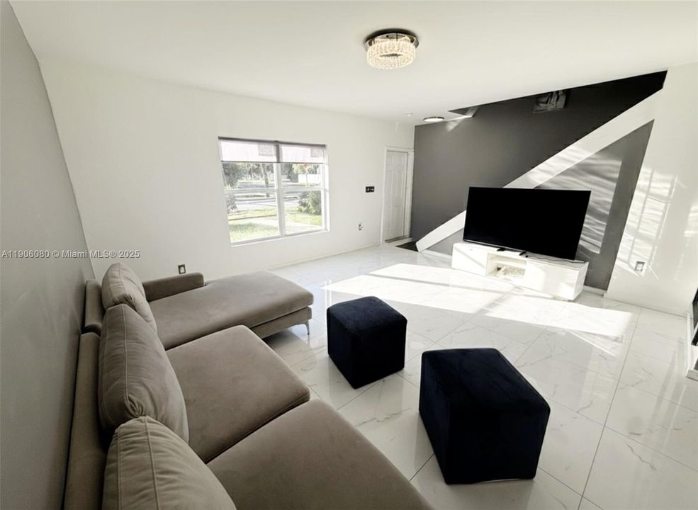 最近租的: $2,300 (2 贝兹, 1 浴室, 1108 平方英尺)