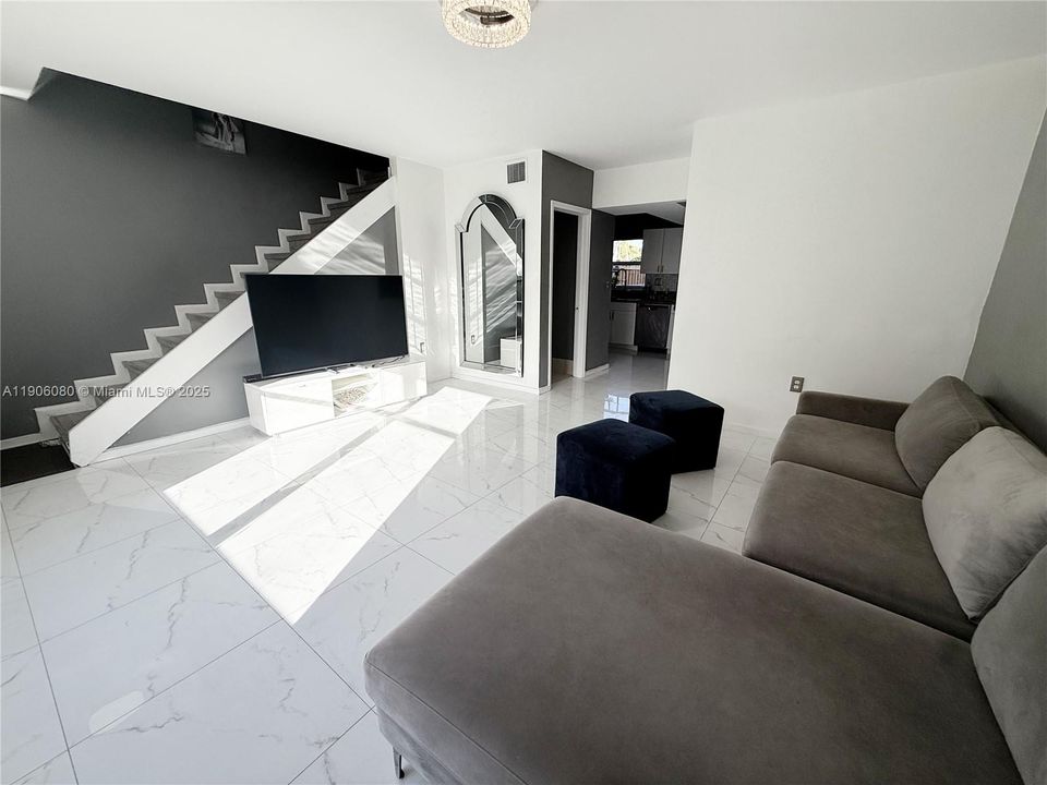 最近租的: $2,300 (2 贝兹, 1 浴室, 1108 平方英尺)