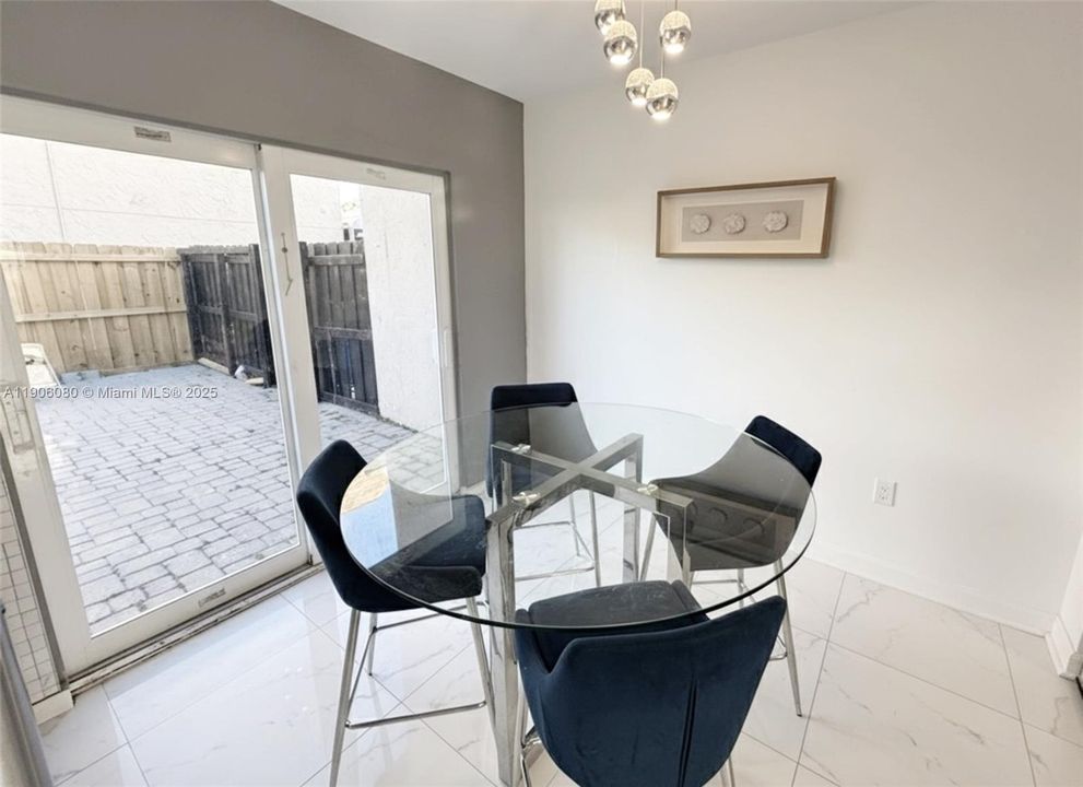 最近租的: $2,300 (2 贝兹, 1 浴室, 1108 平方英尺)