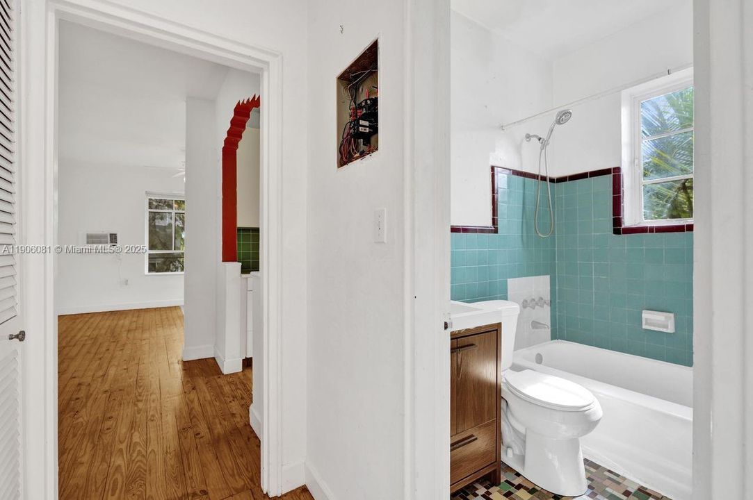 合同活跃: $222,900 (1 贝兹, 1 浴室, 590 平方英尺)