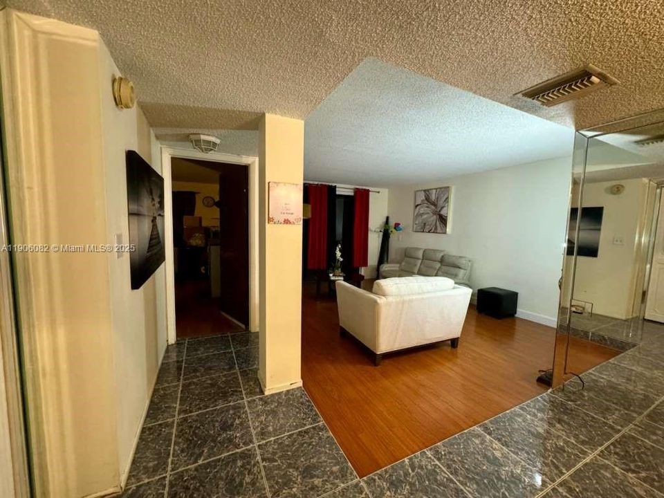 For Sale: $125,000 (1 beds, 1 baths, 800 Square Feet)