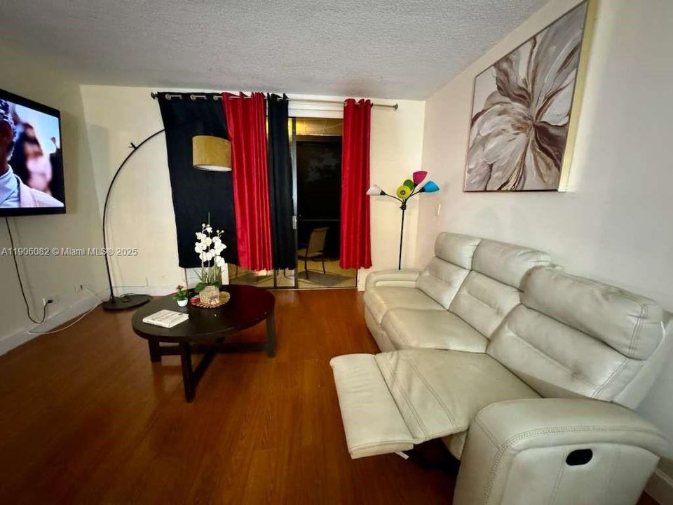 For Sale: $125,000 (1 beds, 1 baths, 800 Square Feet)