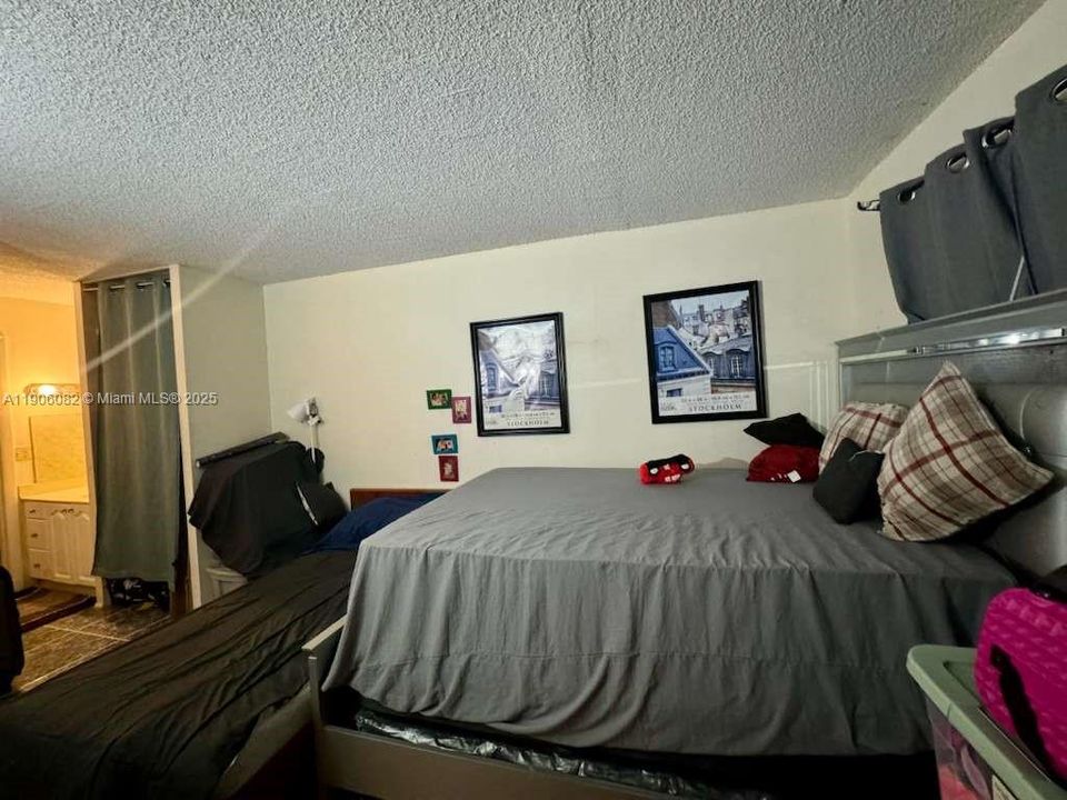 For Sale: $125,000 (1 beds, 1 baths, 800 Square Feet)