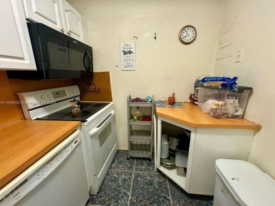 For Sale: $125,000 (1 beds, 1 baths, 800 Square Feet)