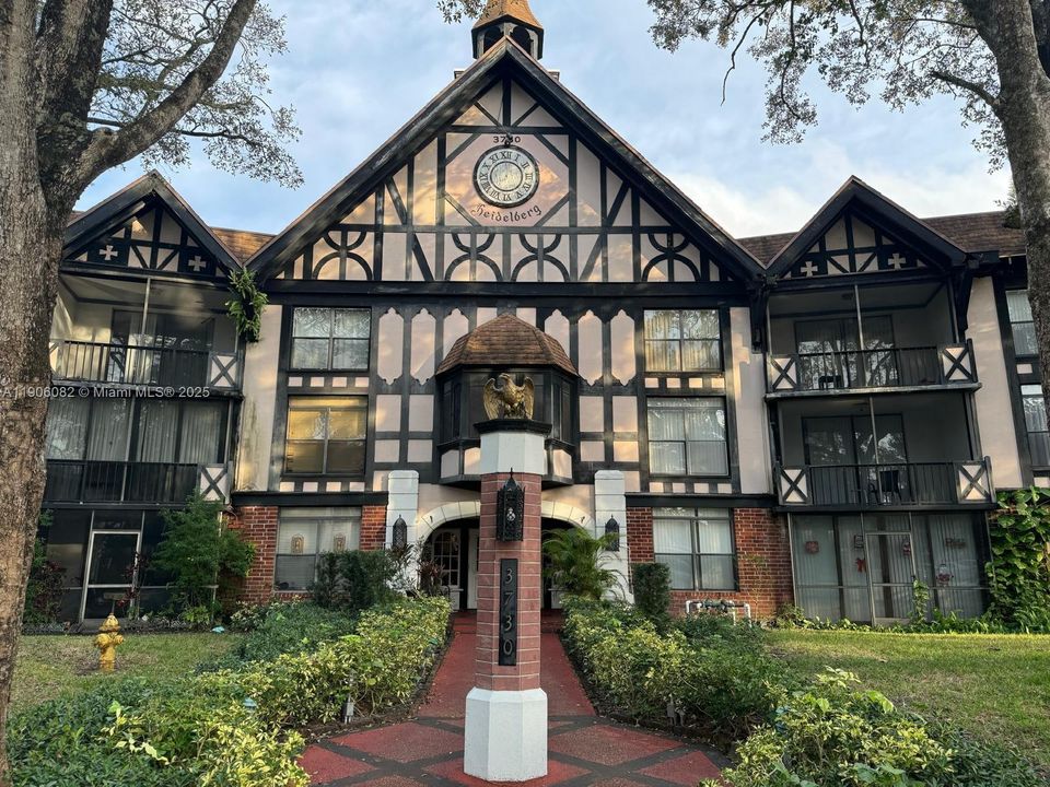 For Sale: $125,000 (1 beds, 1 baths, 800 Square Feet)