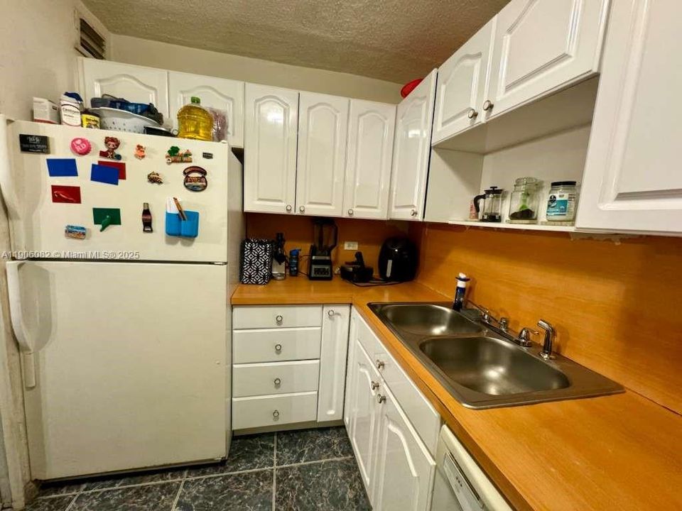 For Sale: $125,000 (1 beds, 1 baths, 800 Square Feet)