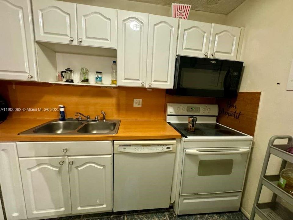 For Sale: $125,000 (1 beds, 1 baths, 800 Square Feet)