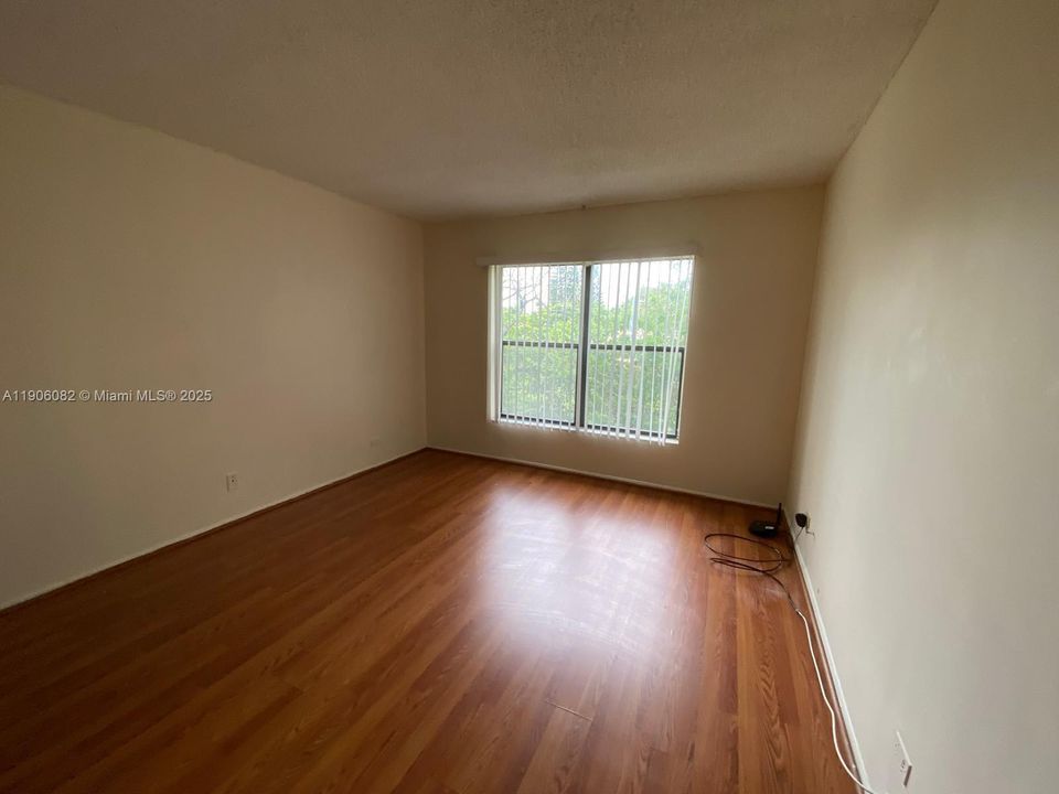 For Sale: $125,000 (1 beds, 1 baths, 800 Square Feet)