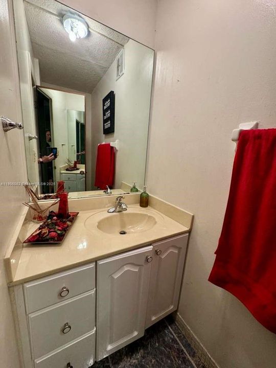For Sale: $125,000 (1 beds, 1 baths, 800 Square Feet)