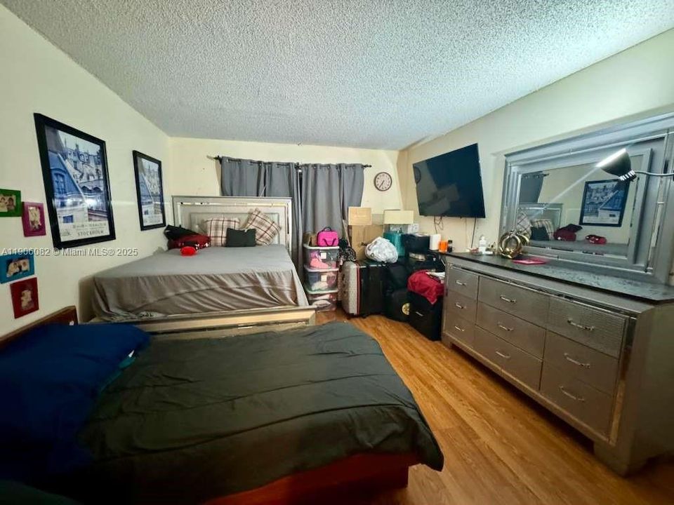 For Sale: $125,000 (1 beds, 1 baths, 800 Square Feet)