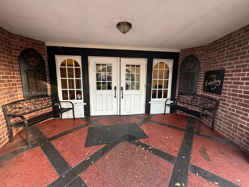 For Sale: $125,000 (1 beds, 1 baths, 800 Square Feet)