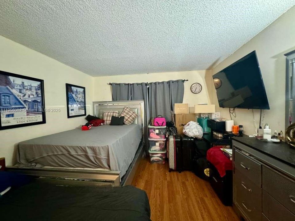 For Sale: $125,000 (1 beds, 1 baths, 800 Square Feet)