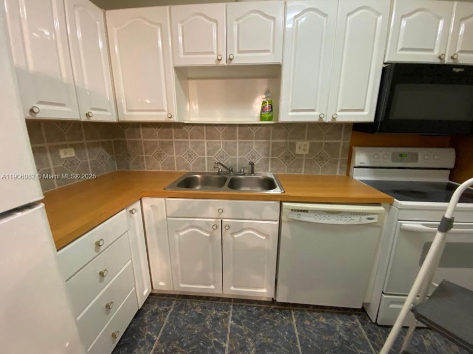 For Sale: $125,000 (1 beds, 1 baths, 800 Square Feet)