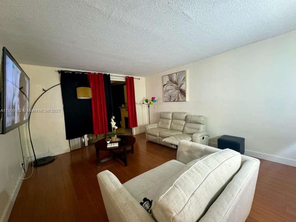 For Sale: $125,000 (1 beds, 1 baths, 800 Square Feet)