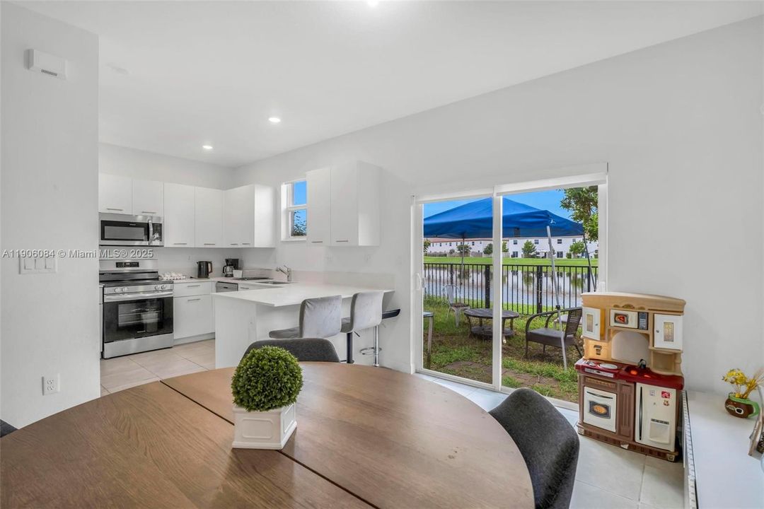 合同活跃: $3,000 (3 贝兹, 2 浴室, 1442 平方英尺)