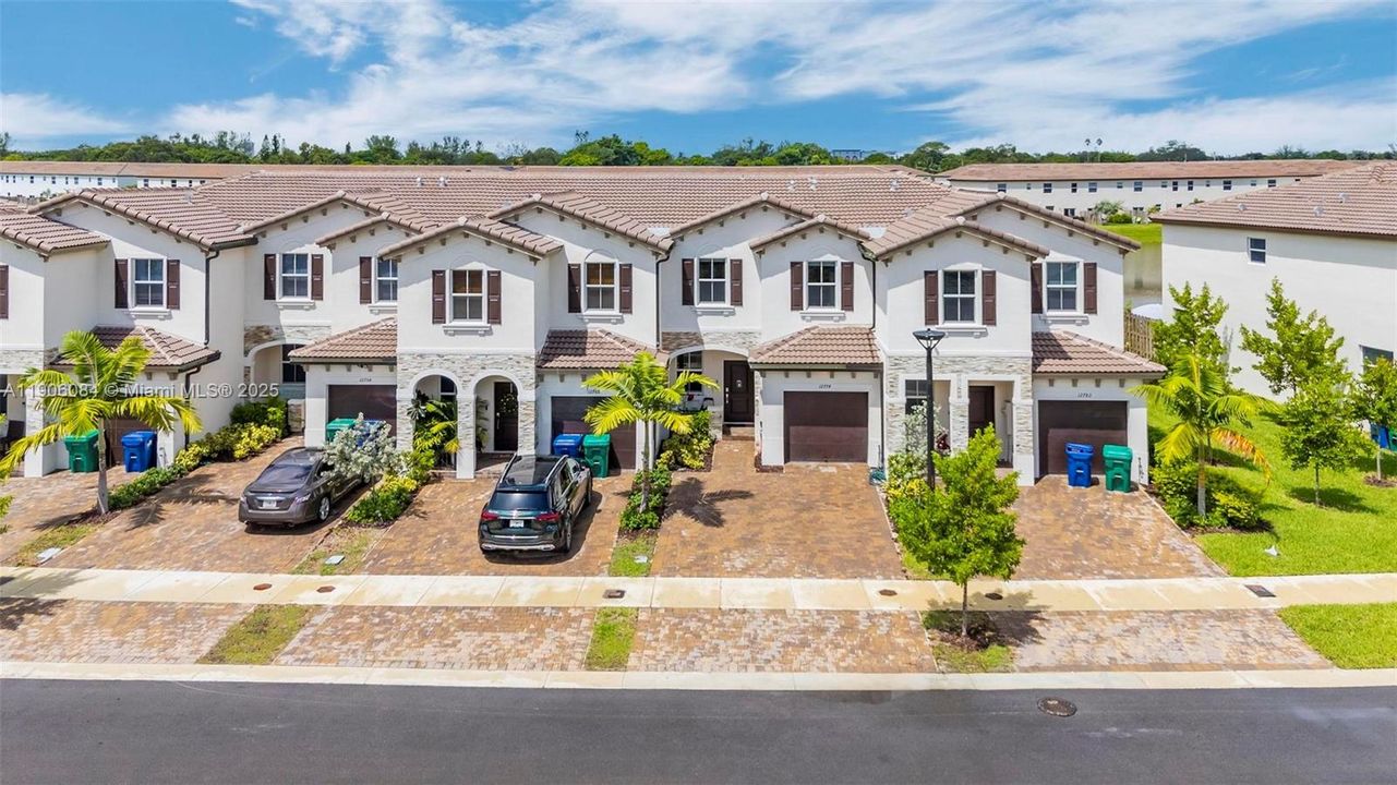 合同活跃: $3,000 (3 贝兹, 2 浴室, 1442 平方英尺)