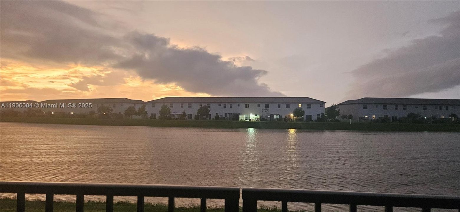 合同活跃: $3,000 (3 贝兹, 2 浴室, 1442 平方英尺)