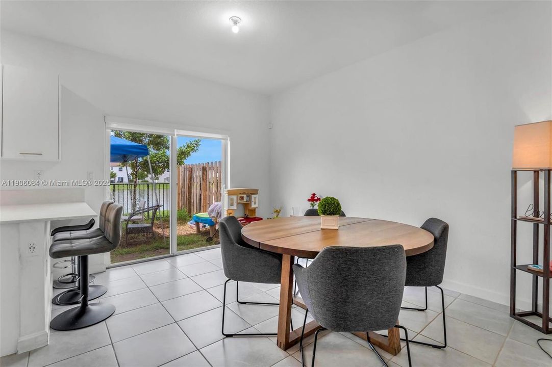 合同活跃: $3,000 (3 贝兹, 2 浴室, 1442 平方英尺)