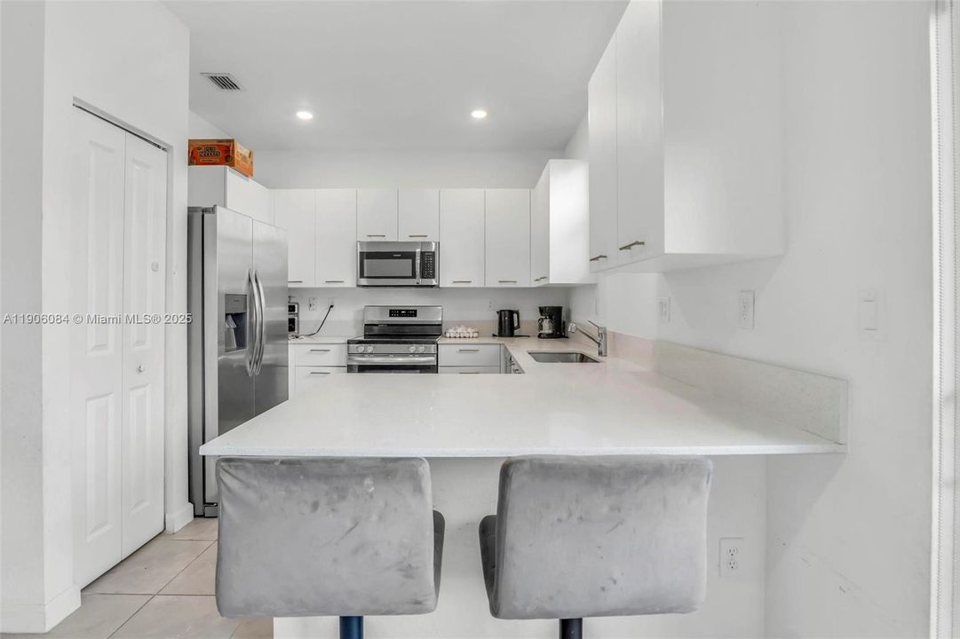 合同活跃: $3,000 (3 贝兹, 2 浴室, 1442 平方英尺)