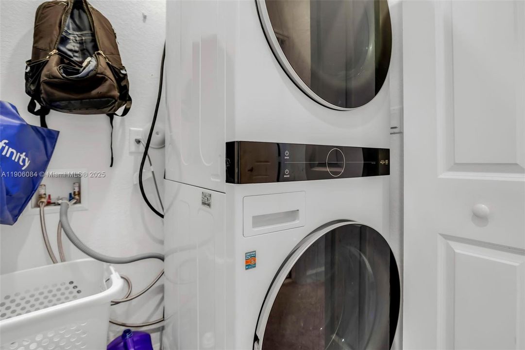 合同活跃: $3,000 (3 贝兹, 2 浴室, 1442 平方英尺)