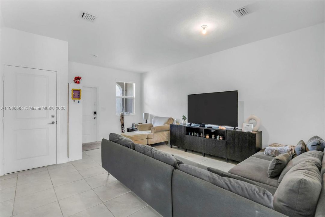 合同活跃: $3,000 (3 贝兹, 2 浴室, 1442 平方英尺)