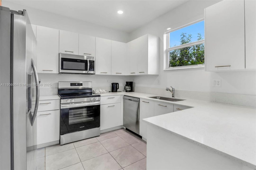 合同活跃: $3,000 (3 贝兹, 2 浴室, 1442 平方英尺)