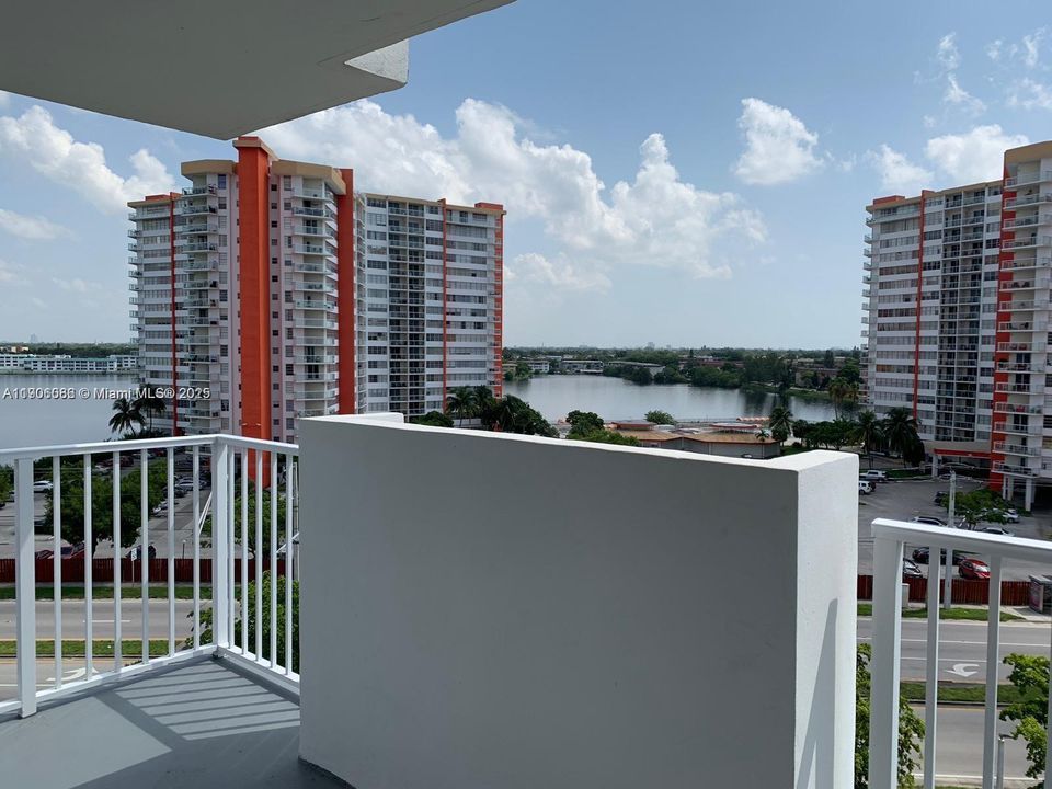 Active With Contract: $2,000 (2 beds, 2 baths, 1222 Square Feet)