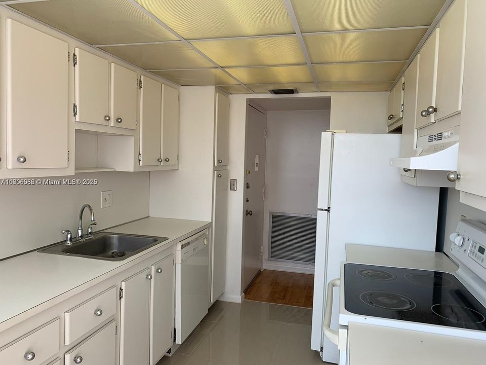 Active With Contract: $2,000 (2 beds, 2 baths, 1222 Square Feet)