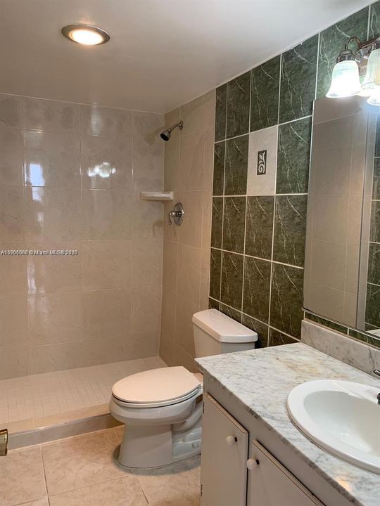 Active With Contract: $2,000 (2 beds, 2 baths, 1222 Square Feet)