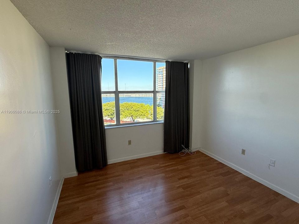 Active With Contract: $2,000 (2 beds, 2 baths, 1222 Square Feet)